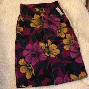 Woman’s Never Worn-w/tags Slim Fit Skirt
